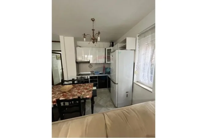 Tirane, jepet me qera apartament 2+1+Ballkon Kati 1, 80 m² 450 € (Liqeni i thate)
