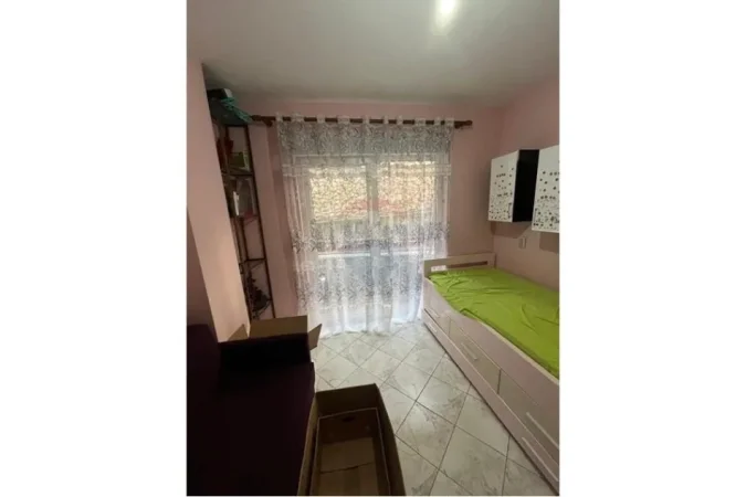 Tirane, jepet me qera apartament 2+1+Ballkon Kati 1, 80 m² 450 € (Liqeni i thate)