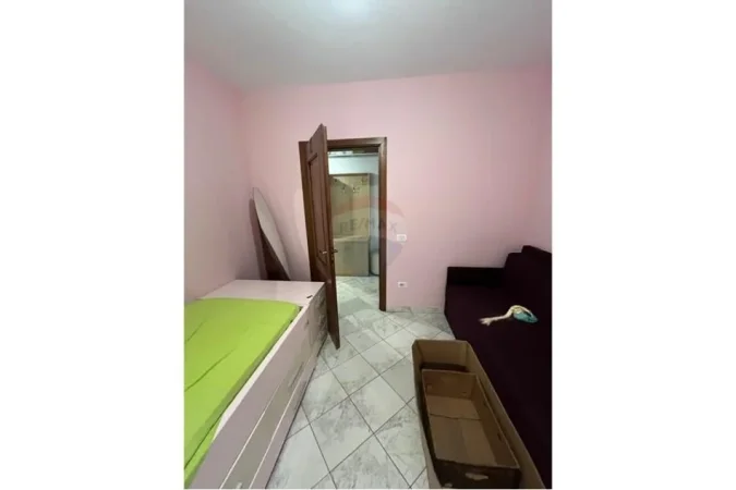 Tirane, jepet me qera apartament 2+1+Ballkon Kati 1, 80 m² 450 € (Liqeni i thate)
