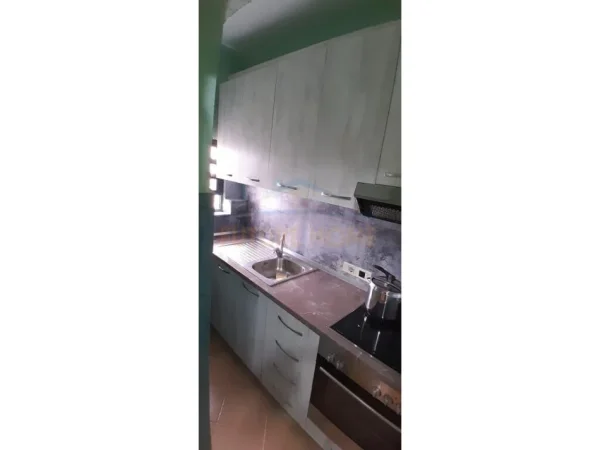 Shitet, Apartament 1+1, afer Shkolles "Kongresi i Lushnjes", Tirane. AREA38213