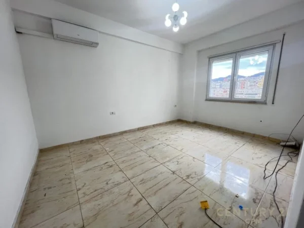Tirane, jap me qera zyre+POST PARKIMI , 112 m² 650 € (Komuna e Parisit)