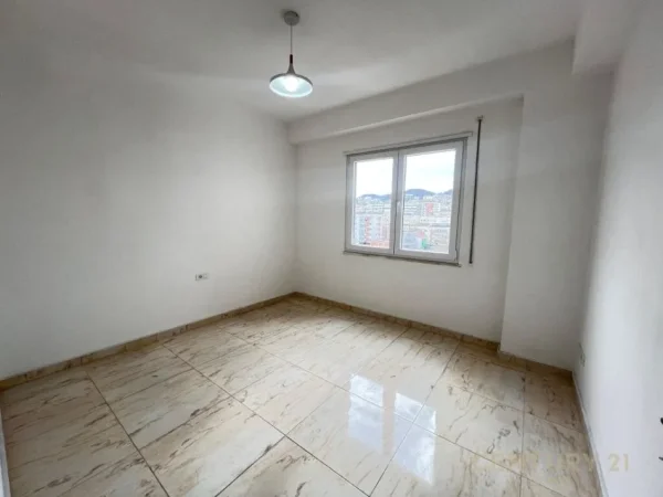 Tirane, jap me qera zyre+POST PARKIMI , 112 m² 650 € (Komuna e Parisit)