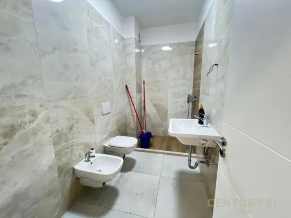Tirane, jap me qera zyre+POST PARKIMI , 112 m² 650 € (Komuna e Parisit)