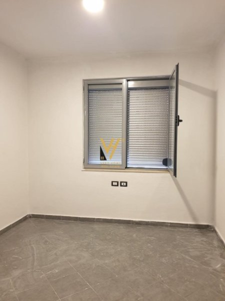 Tirane, jepet me qera apartament 2+1+Aneks+Ballkon Kati 2, 130 m² 400 € (FRESKU)