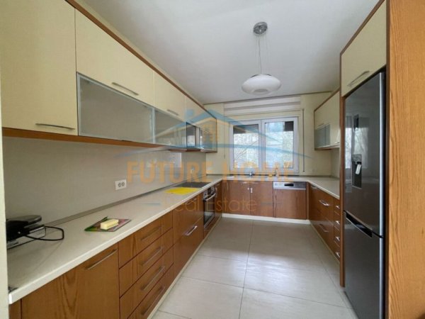 Tirane, jepet me qera Vile 3+1+Ballkon Kati 0, 322 m² 2.200 € (LUNDER-TEG)