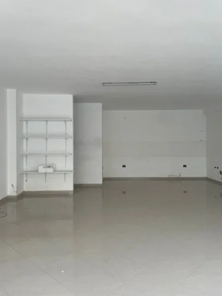 Tirane, jepet me qera dyqan Kati 0, 94 m² 400 € (LIQENI I THATE)