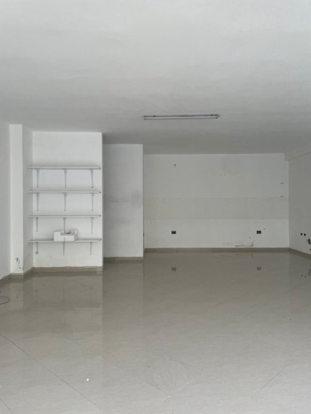 Tirane, jepet me qera dyqan Kati 0, 94 m² 400 € (LIQENI I THATE)