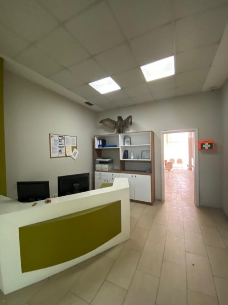 Tirane, jepet me qera ambjent biznesi Kati 2, 20 m² 600 € (rruga e kavajes)