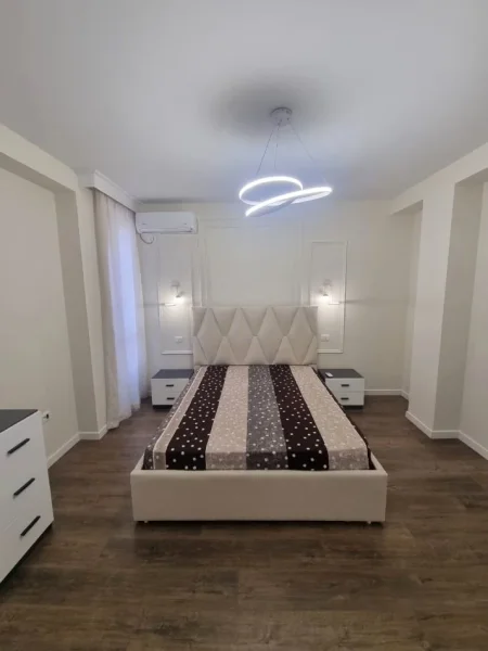 Tirane, jepet me qera apartament 1+1+Ballkon Kati 7, 68 m² 700 € (Rruga Mujo Ulqinaku)
