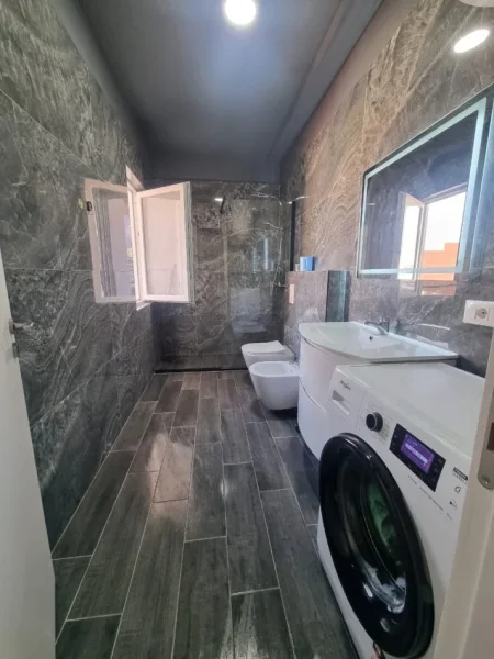 Tirane, jepet me qera apartament 1+1+Ballkon Kati 7, 68 m² 700 € (Rruga Mujo Ulqinaku)