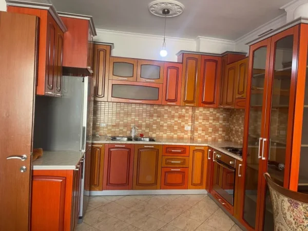 Tirane, shitet apartament 1+1+Ballkon Kati 4, 72 m² 94.900 € (Astir)