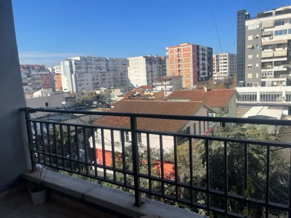 Tirane, shitet apartament 1+1+Ballkon Kati 4, 72 m² 94.900 € (Astir)