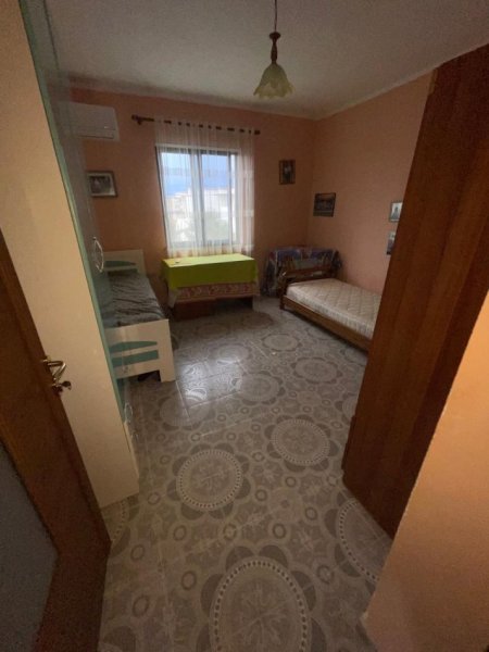 Tirane, jepet me qera apartament 3+1+Aneks+Ballkon Kati 2, 141 m² 450 € (ali demi)