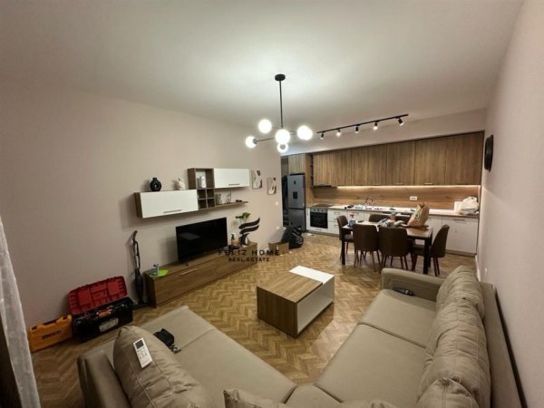 Tirane, jepet me qera apartament 1+1+Ballkon Kati 1, 85 m² 550 € (FUSHA E AVAICIONIT)