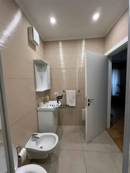 Tirane, jepet me qera apartament 2+1+Ballkon Kati 4, 80 m² 800 € (QENDER)