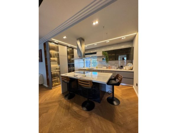Tirane, jepet me qera apartament 2+1 Kati 5, 124 m² 1.999 € (Liqeni i Thate)