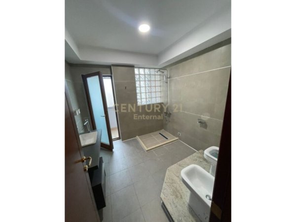 Tirane, shes apartament 3+1+Aneks+Ballkon Kati 4, 135 m² 460.000 € (Qender)