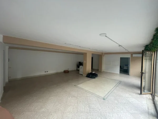 Tirane, jepet me qera ambjent biznesi Kati 0, 170 m² 2.000 € (PAZARI I RI)