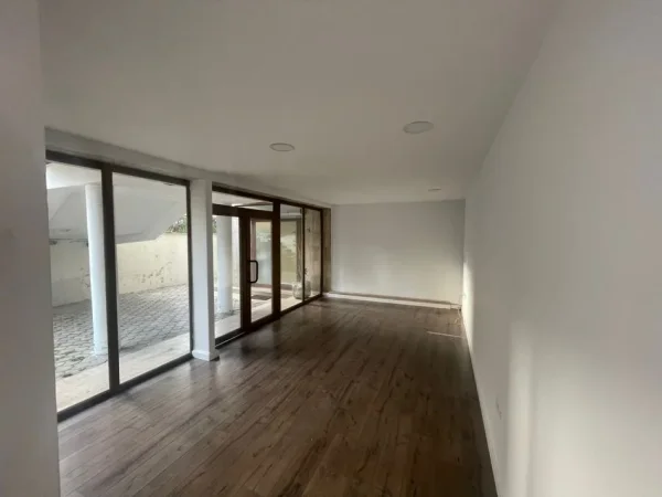 Tirane, jepet me qera ambjent biznesi Kati 0, 170 m² 2.000 € (PAZARI I RI)