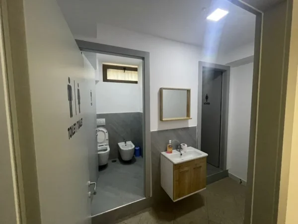 Tirane, jepet me qera ambjent biznesi Kati 0, 170 m² 2.000 € (PAZARI I RI)