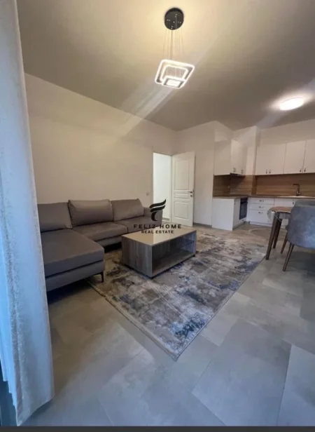 Tirane, jepet me qera apartament 2+1+Ballkon Kati 8, 100 m² 600 € (OXHAKU)