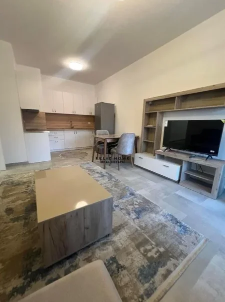Tirane, jepet me qera apartament 2+1+Ballkon Kati 8, 100 m² 600 € (OXHAKU)
