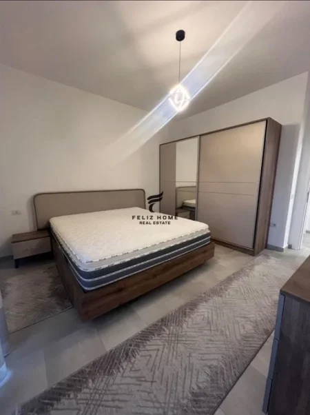 Tirane, jepet me qera apartament 2+1+Ballkon Kati 8, 100 m² 600 € (OXHAKU)