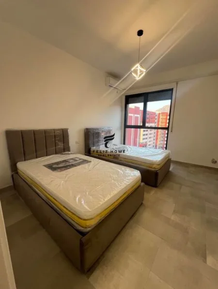 Tirane, jepet me qera apartament 2+1+Ballkon Kati 8, 100 m² 600 € (OXHAKU)