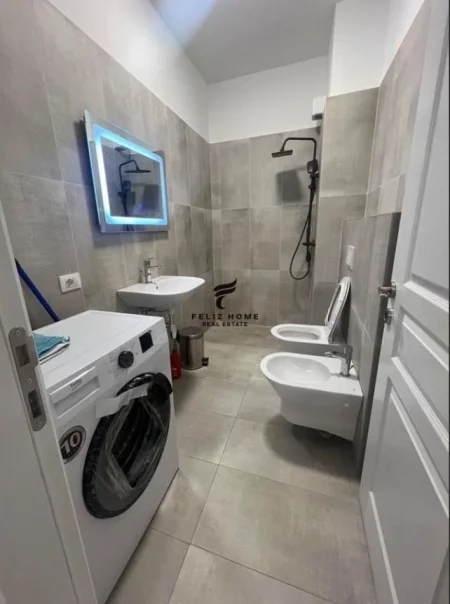 Tirane, jepet me qera apartament 2+1+Ballkon Kati 8, 100 m² 600 € (OXHAKU)