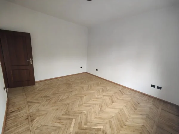 Zyre me Qira ne Bllok   1.000 €