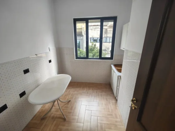 Zyre me Qira ne Bllok   1.000 €