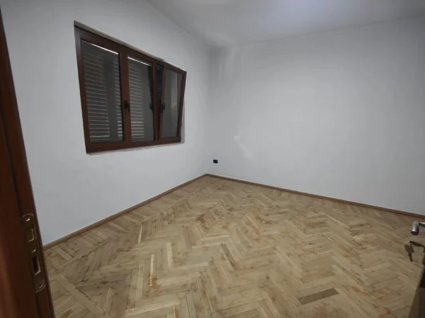 Zyre me Qira ne Bllok   1.000 €