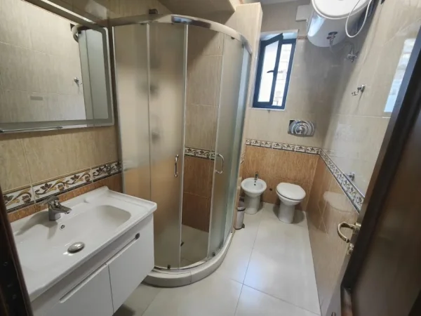Apartament 3+1 me qira per Zyre  ne BLLOK  900 euro
