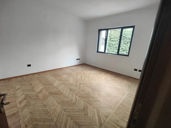 Apartament 3+1 me qira per Zyre  ne BLLOK  900 euro