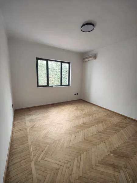 Apartament 3+1 me qira per Zyre  ne BLLOK  900 euro