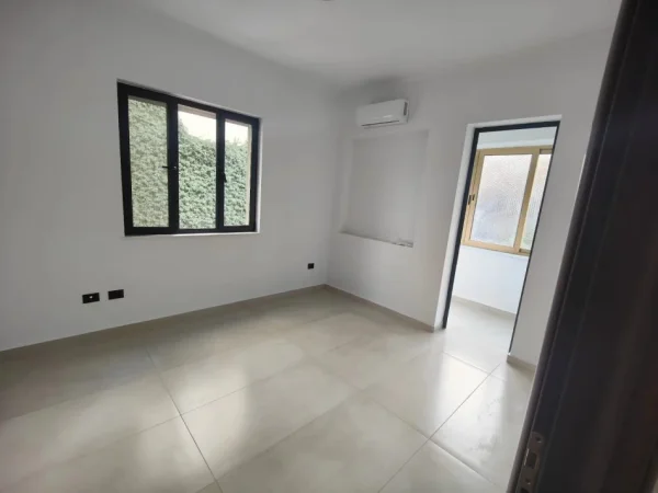 Apartament 3+1 me qira per Zyre  ne BLLOK  900 euro