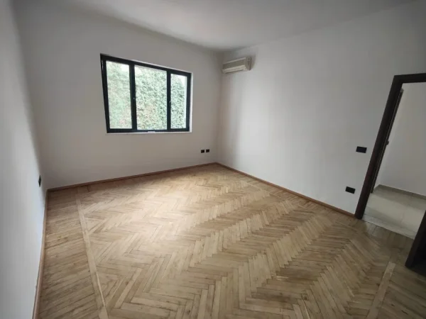 Apartament 3+1 me qira per Zyre  ne BLLOK  900 euro
