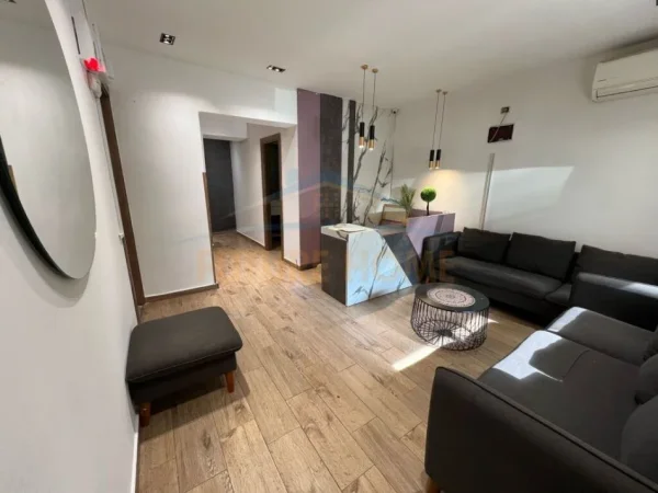 AMBJENT BIZNESI ME QERA , TEK PETRO NINI