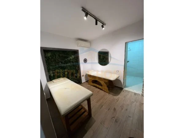 AMBJENT BIZNESI ME QERA , TEK PETRO NINI