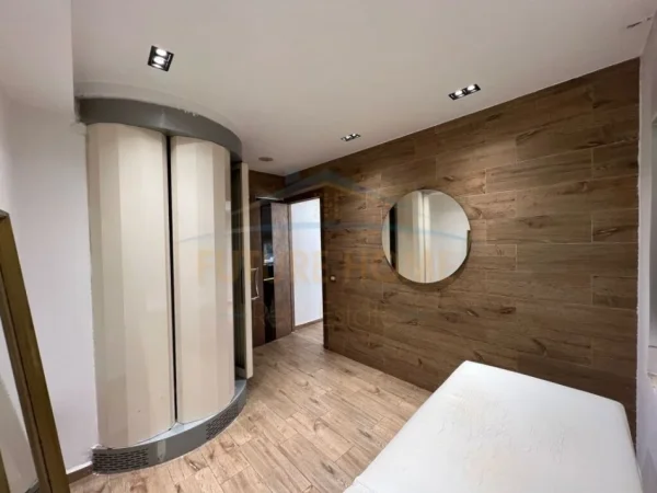 AMBJENT BIZNESI ME QERA , TEK PETRO NINI