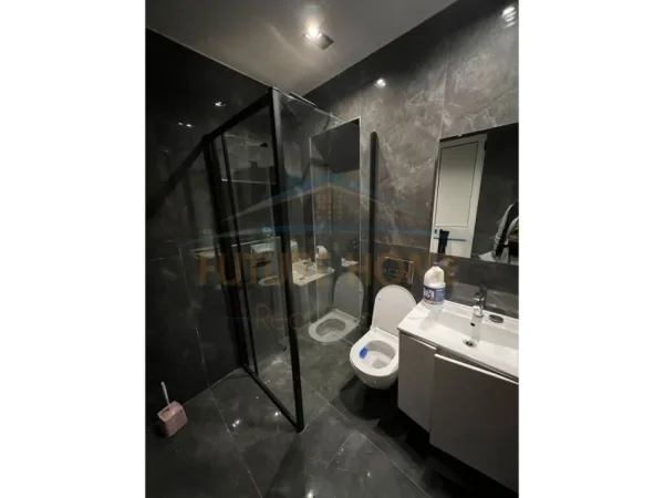 AMBJENT BIZNESI ME QERA , TEK PETRO NINI