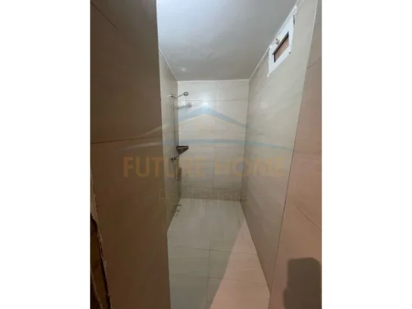 AMBJENT BIZNESI ME QERA , TEK PETRO NINI