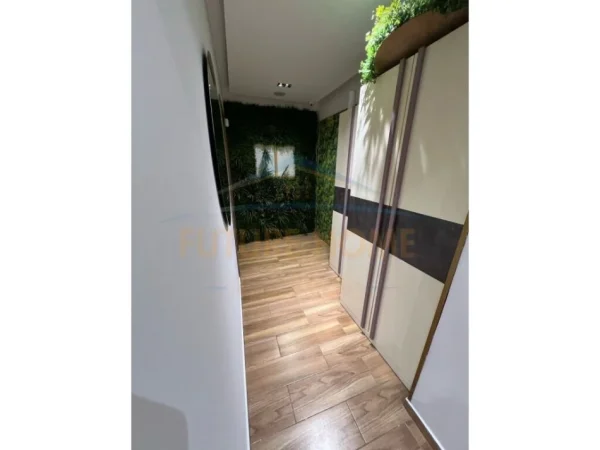 AMBJENT BIZNESI ME QERA , TEK PETRO NINI