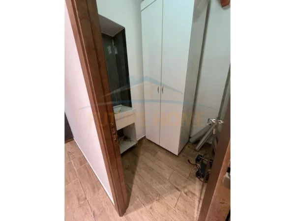 AMBJENT BIZNESI ME QERA , TEK PETRO NINI