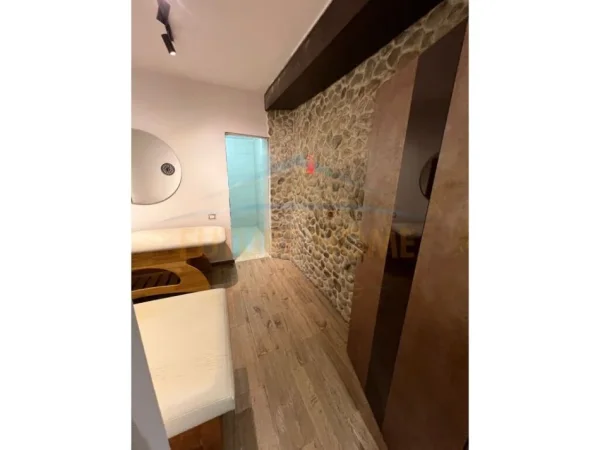 AMBJENT BIZNESI ME QERA , TEK PETRO NINI