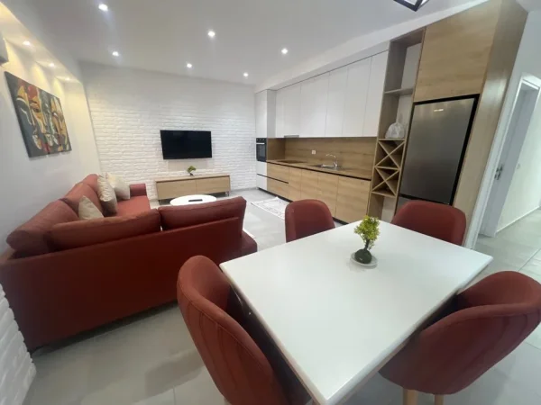 Tirane, jepet me qera apartament+verande | Penthouse 1+1+Ballkon Kati 4, 120 m² 700 € (Kodra e Diellit)