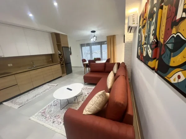 Tirane, jepet me qera apartament+verande | Penthouse 1+1+Ballkon Kati 4, 120 m² 700 € (Kodra e Diellit)