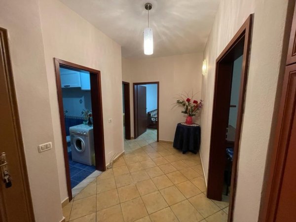 Tirane, jepet me qera apartament 2+1+Aneks+Ballkon Kati 3, 94 m² 500 € (rruga kongresi i manastirit)