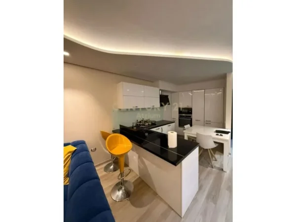 Tirane, jap me qera apartament 1+1+POST PARKIMI , 80 m² 600 € (Liqeni i Thatë)