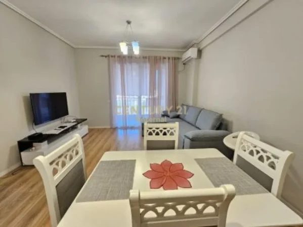 Tirane, jap me qera apartament 2+1+Ballkon , 100 m² 800 € (Komuna e Parisit)